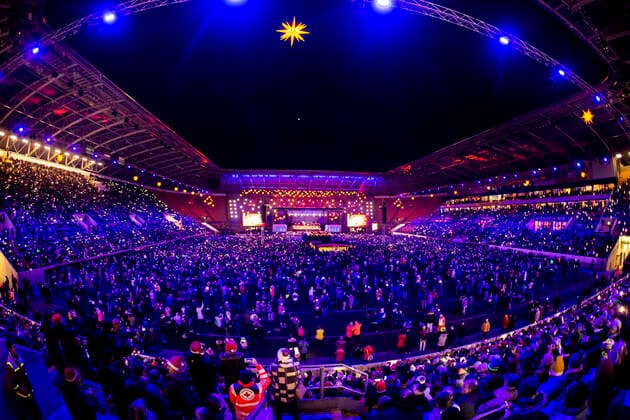 Zum ersten Mal stehen die Dresdner Kapellknaben mit dem Kreuzchor auf der Bühne beim 5. Adventskonzert im Rudolf-Harbig-Stadion Dresden.