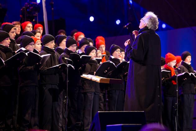 Zum ersten Mal stehen die Dresdner Kapellknaben mit dem Kreuzchor auf der Bühne beim 5. Adventskonzert im Rudolf-Harbig-Stadion Dresden.