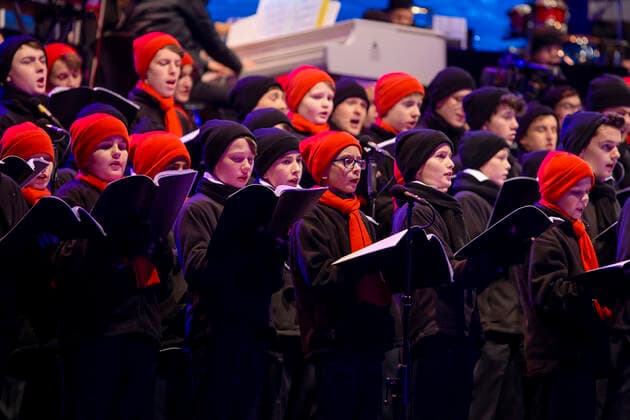 Zum ersten Mal stehen die Dresdner Kapellknaben mit dem Kreuzchor auf der Bühne beim 5. Adventskonzert im Rudolf-Harbig-Stadion Dresden.