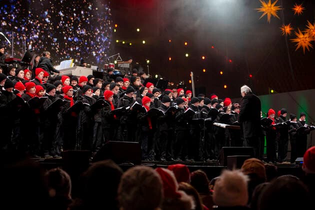 Zum ersten Mal stehen die Dresdner Kapellknaben mit dem Kreuzchor auf der Bühne beim 5. Adventskonzert im Rudolf-Harbig-Stadion Dresden.