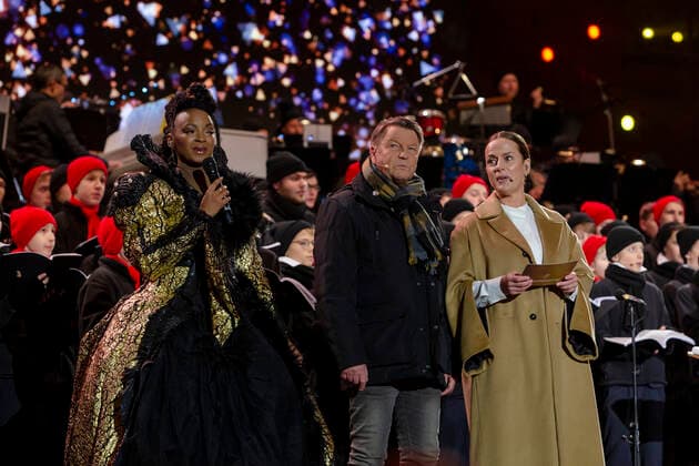 Zum ersten Mal stehen die Dresdner Kapellknaben mit dem Kreuzchor auf der Bühne beim 5. Adventskonzert im Rudolf-Harbig-Stadion Dresden.