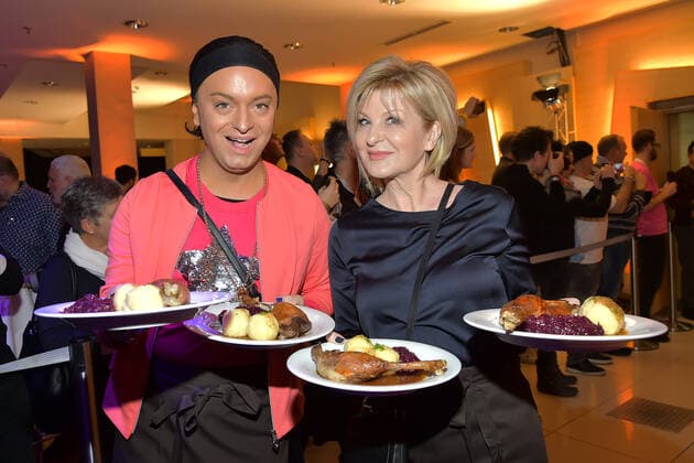 25 Jahre Frank Zander Weihnachtsfest Julian F.M. Stoeckel, Carmen Nebel Reinhard Mey, Liedermacher, Songwriter 25 Jahre Frank Zander Obdachlosen-Weihnachtsfeier fuer Obdachlose im Estrel Hotel in Berlin am 20.12.2019 *** 25 years Frank Zander Christmas Julian F M Stoeckel, Carmen Nebel Reinhard Mey, songwriter 25 years Frank Zander Homeless Christmas party for homeless people at the Estrel Hotel in Berlin on 20 12 2019 PPM