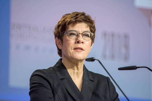Bundesregierung und Zentralrat der Juden haben am Freitag (20.12.2019) in Berlin den Staatsvertrag fuer eine juedische Seelsorge in der Bundeswehr unterzeichnet. Verteidigungsministerin Annegret Kramp-Karrenbauer (CDU, Foto) und Zentralratspraesident Josef Schuster unterschrieben gemeinsam das Dokument, das nach rund 100 Jahren die institutionell verankerte Arbeit von Rabbinern im deutschen Militaer wieder ermoeglicht. Kramp-Karrenbauer bezeichnete die Unterzeichnung als bewegenden Moment . (Siehe epd-Meldung vom 20.12.2019) Staatsvertrag fuer juedische Militaerseelsorge unterzeichnet