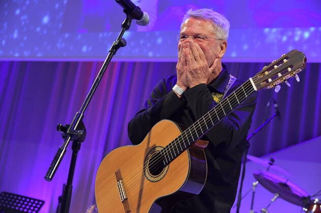 25 Jahre Frank Zander Weihnachtsfest Reinhard Mey vor dem Publikum voller Emotionen 25 Jahre Frank Zander Obdachlosen-Weihnachtsfeier fuer Obdachlose im Estrel Hotel in Berlin am 20.12.2019 *** 25 Years Frank Zander Christmas Reinhard Mey in front of the audience full of emotions 25 Years Frank Zander Homeless Christmas Party for Homeless in the Estrel Hotel in Berlin on 20 12 2019 PPM