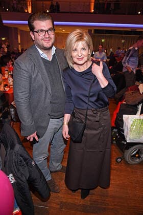 Carmen Nebel mit Sohn Gregor Nebel bei 25 Jahre Weihnachten mit Frank Zander - Ein Fest für Obdachlose und Hilfsbedürftige im Estrel Convention Center in Berlin am 20.12.2019 *** Carmen Nebel with son Gregor Nebel at 25 years Christmas with Frank Zander A celebration for homeless and needy people at the Estrel Convention Center in Berlin on 20 12 2019
