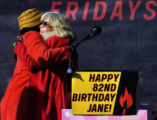 Entertainment Themen der Woche KW51 Entertainment Bilder des Tages December 20, 2019, Washington, DC, USA: JANE FONDA holds a rally to highlight climate change and is arrested for civil disobedience at the Hart Senate Office building on Captiol Hill on the eve of her 82 birthday in Washington DC on December 20, 2019. She has been holding Fire Drill Fridays every week and is regularly joined by other celebrities. Washington USA - ZUMAg208 20191220_zap_g208_026 Copyright: xCarolxGuzyx