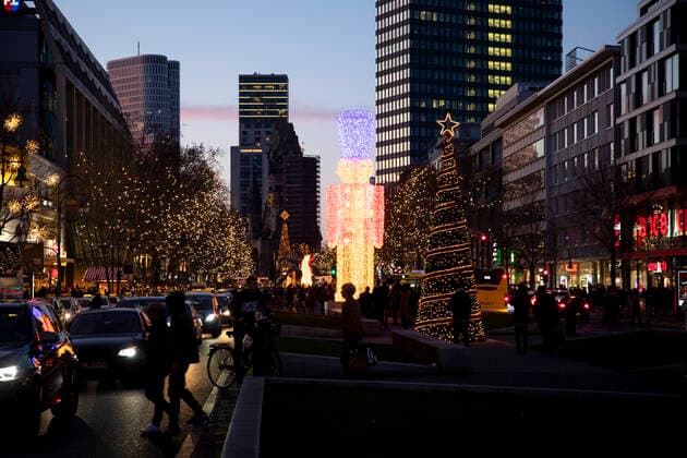 Weihnachtsleuchten am Kurfuerstendamm am letzten Wochenende vor Weihnachten in Berlin am 21. Dezember 2019. Weihnachtseinkauf in Berlin *** Christmas lights at Kurfuerstendamm on the last weekend before Christmas in Berlin on 21 December 2019 Christmas shopping in Berlin