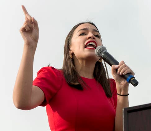 Berühmte Feministinnen, Alexandria Ocasio-Cortez News Bilder des Tages Dec.21, 2019 - Venice, California, U.S. - Representative ALEXANDRIA OCASIO-CORTEZ speaks at a Bernie Sanders rally on the world famous Venice Beach boardwalk. Venice U.S. - ZUMAce6_ 20191221_zaf_ce6_034 Copyright: xBrianxCahnx