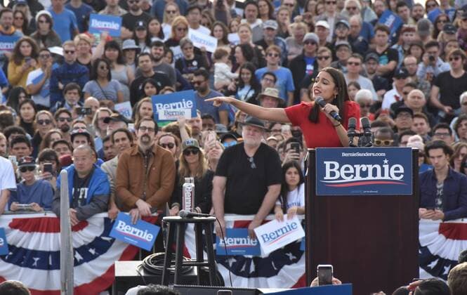 Berühmte Feministinnen, Alexandria Ocasio-Cortez Los Angeles (United States), 21 12 2019.- Congresswoman Alexandria Ocasio-Cortez participates along with Vermont Senator Bernie Sanders (no pictured) at a campaign rally in Venice, California, USA, 19 December 2019. (Elecciones, Estados Unidos, Alejandría, Niza, Venecia) Democratic candidate for US President Bernie Sanders Rally in Venice Beach !ACHTUNG: NUR REDAKTIONELLE NUTZUNG!  Copyright: xIVANxMEJIAx AME7822 20191222-637125853490250190