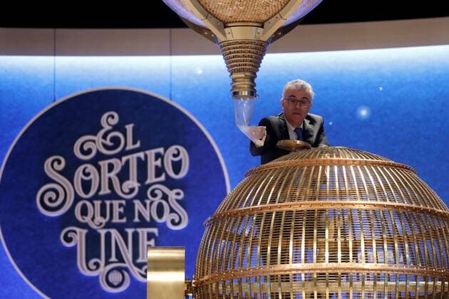 News Themen der Woche KW51 News Bilder des Tages Officials check the balls for El Gordo Christmas lottery draw at the Royal Theater in Madrid, Spain, 22 December 2019. The traditional Spanish Christmas Lottery El Gordo (The Fat One) will share out a total of 2.38 billion euros that will be divided in 15,304 prizes. The main prizes per ticket are, 400,000 euros for the first prize; 125,00 for the second; 50,000 for the third; 20,000 for the fourth; and 6,000 for the fifth. The big drum contains a total of 100,000 wooden balls with the lottery numbers and the small drum contains a total of 1,807 wooden balls with the prizes quantities. Preparations just before the start of El Gordo Christmas Lottery draw !ACHTUNG: NUR REDAKTIONELLE NUTZUNG!  Copyright: xChemaxMoyax GRAF3215 20191222-637126027080805343