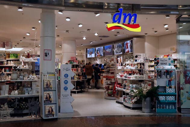 Düsseldorf, Deutschland, 21.12.2019 Der Eingang zu einer Filiale der Drogerie Marktkette DM in den Schadow Arkaden in der Innenstadt in Düsseldorf