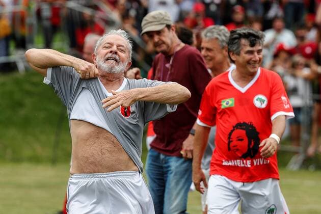 News Themen der Woche KW51 Entertainment Bilder des Tages Former Brazilian President Luiz Inacio Lula da Silva (L) celebrates after scoring during a friendly soccer match as part of Christmas and New Years celebrations, at the school Florestan Fernandes, in Guararema, Brazil, 22 December 2019. Former Brazilian President Luiz Inacio Lula da Silva !ACHTUNG: NUR REDAKTIONELLE NUTZUNG!  Copyright: xSebastiaoxMoreirax AME7876 20191222-637126398442865948