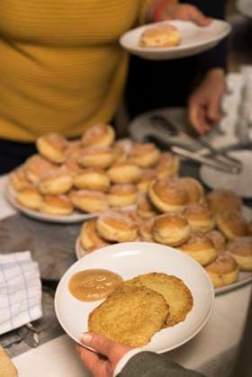 Channukah Fest Channukah Fest der jüdischen Gemeinede in der Synagoge Beit Tikwa (Haus der Hoffnung) in Bielefeld: traditionelle Latkes (kartoffelpuffer und Sufganiot (Krapfen) Channuka-Festival in Beit Tikwa Synagogue of the Jewish community in Bielefeld: traditional Latkes (Potato Fritters) and Sufganyot (a kind of donuts filled with jam) 22.12.2019