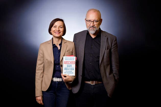Herfried Münkler mit Ehefrau Marina Münkler bei einem exklusiven Photoshooting vor der Lesung aus ihrem Buch Abschied vom Abstieg - Eine Agenda für Deutschland in der Stadtbibiliothek. Köln, 18.11.2019 *** Herfried Münkler with his wife Marina Münkler at an exclusive photo shoot before the reading from their book Abschied vom Abstieg Eine Agenda für Deutschland (Farewell to Descent) in the Stadtbibiliothek Cologne, 18 11 2019 Foto:xC.xHardtx xFuturexImage