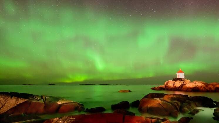 Nordlicht (Aurora borealis) über Leuchtturm, Polarlicht, Eggum, Vestvagoy, Lofoten, Norwegen, Europa Copyright: imageBROKER/ReinholdxSchrank ibxyuc05090468.jpg