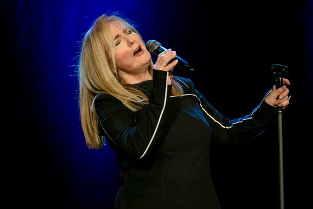 Sängerin Veronika Fischer (geb. am 28. Juli 1951) während eines Konzertes anläßlich ihres 50-jährigen Bühnenjubiläums im Theater Meißen. *** Singer Veronika Fischer was born on 28 July 1951 during a concert on the occasion of her 50th stage anniversary at the theatre in Meißen