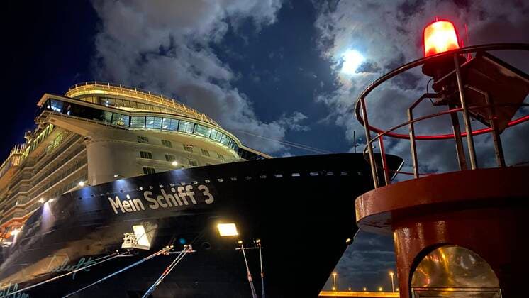 Kreuzfahrtschiff Mein Schiff 3 im Hafen von Arresife, Leuchtturm, Nacht, Beleuchtet, Fest, Angelegt, Passagier, Urlaub, Freizeit, Bug