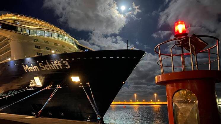 Kreuzfahrtschiff Mein Schiff 3 im Hafen von Arresife, Leuchtturm, Nacht, Beleuchtet, Fest, Angelegt, Passagier, Urlaub, Freizeit, Bug