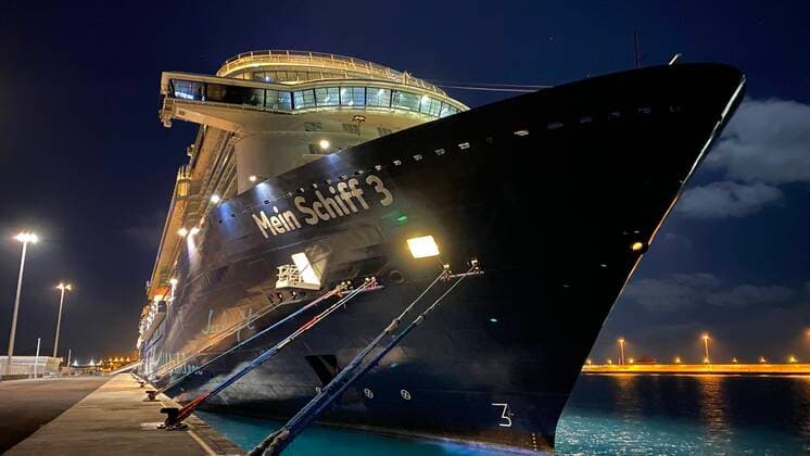 Kreuzfahrtschiff Mein Schiff 3 im Hafen von Arresife, Leuchtturm, Nacht, Beleuchtet, Fest, Angelegt, Passagier, Urlaub, Freizeit, Bug