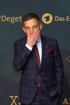 93 Volker Bruch, BABYLON BERLIN 3 , Roter Teppich zur Weltpemiere, Zoo Palast, Berlin, 16.12.2019 Berlin Deutschland, germany *** 93 Volker Bruch, BABYLON BERLIN 3 , Red Carpet at the World Pemiere, Zoo Palast, Berlin, 16 12 2019 Berlin Germany, germany Copyright: xPOP-EYE ChristianxBehringx POP-EYE_10124363