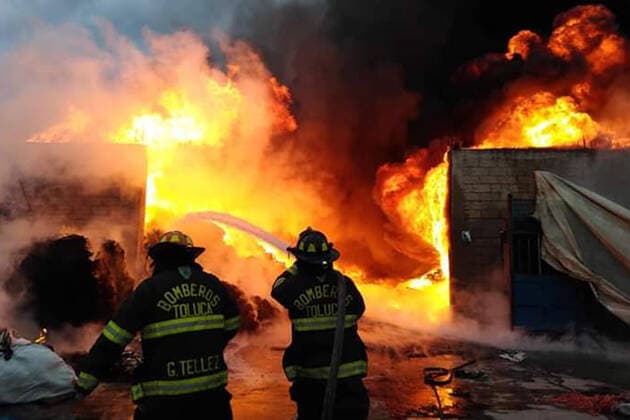 December 29, 2019: EUM20191229ACT01.JPG.TOLUCA, Mex., FireIncendio-Edomex.- Elementos del Cuerpo de Bomberos realizan trabajos para sofocar un incendio que se registra el domingo 29 de diciembre de 2019 en una fabrica de plasticos de este municipio. Foto: Agencia EL UNIVERSALEVZ  - ZUMAu78_ 20191229_zaf_u78_031 Copyright: xElxUniversalx