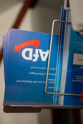 Deutsche Parteien: AfD, Symbolbilder AfD Stadtfraktion Pirna Mehrere Flyer der AfD die zur Unterstützung aufrufen, liegen auf dem Kopf in einem Aufsteller in dem Bürgerbüro in Pirna. Symbolbild. Pirna Sachsen Deutschland *** AfD city fraction Pirna Several flyers of the AfD calling for support are lying on their heads in a display in the citizens office in Pirna Symbol image Pirna Saxony Germany Daniel Schäfer
