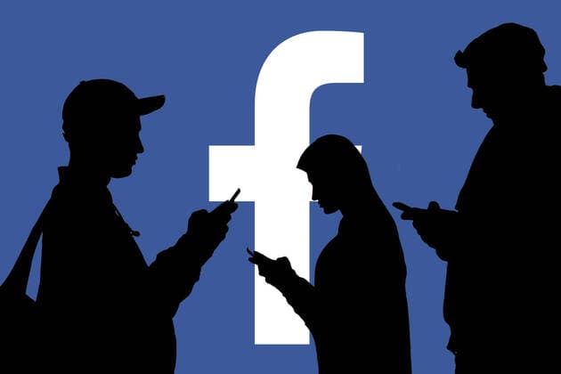 (FOTOMONTAGE, model released) Silhouetten von Personen, die mit gesenktem Kopf auf den Bildschirm ihrer Smartphones schauen vor einem Facebook Logo *** PHOTOMONTAGE, model released silhouettes of people looking down at the screen of their smartphones in front of a Facebook logo