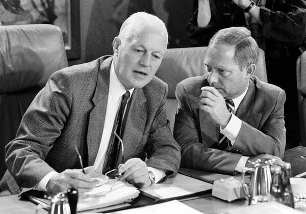Die Bundesminister Gerhard STOLTENBERG ( CDU ) und Wolfgang SCHAEUBLE ( CDU ) bei einer Kabinettsitzung im August 1988 Ministers Gerhard STOLTENBERG ( CDU ) and Wolfgang SCHAEUBLE ( CDU ) during a cabinet meeting in August 1988 *** The Federal Ministers Gerhard STOLTENBERG CDU and Wolfgang SCHAEUBLE CDU during a cabinet meeting in August 1988 Minister Gerhard STOLTENBERG CDU and Wolfgang SCHAEUBLE CDU during a cabinet meeting in August 1988