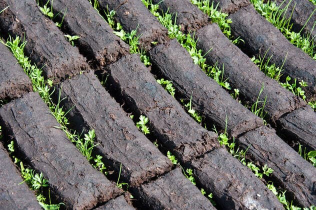 IMAGO Nature: Unsere Erde, Ressourcen, Torf Torfabbau, Wilhelmsfehn, Wiesmoor, Kreis Aurich, Niedersachsen, Deutschland Torf McPFSC *** Peat extraction, Wilhelmsfehn, Wiesmoor, Aurich district, Lower Saxony, Germany Peat McPFSC McPFSC