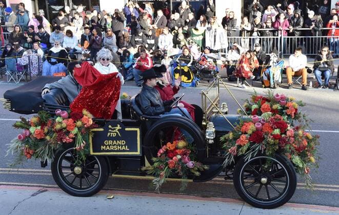 Rita Moreno (with red cape in hand), veteran Hollywood actress, was one of the protagonists of the Rose Parade in Pasadena, United States, 01 January 2020. A good number of talented Latin personalities marched on Wednesday at the 131st edition of the massive Rose Parade, in Pasadena, California, as the vanguard of Hispanic success in the United States. EFE Ivan Mejia Latinos star in the Rose Parade as a sign of their success in the US !ACHTUNG: NUR REDAKTIONELLE NUTZUNG!  Copyright: xIvánxMejíax AME9195 20200101-637135167096164709