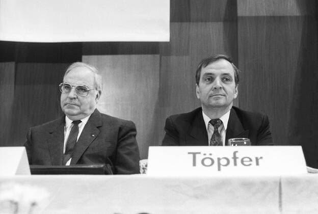 Deutschland, Saarbrücken, 09.09.1989. Archiv-Nr.: 08 30-36 CDU-Landesparteitag Foto: Bundeskanzler und CDU-Bundesvorsitzender Helmut Kohl und Spitzenkandidat Klaus Toepfer CDU-Landesparteitag