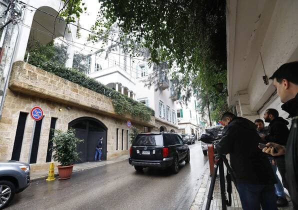 Bilder des Jahres 2020, News 01 Januar News Themen der Woche KW01 Ghosn s residence in Lebanon Media crews gather on Jan. 2, 2020, in front of the Beirut residence of Carlos Ghosn, the former chief of the Nissan-Renault auto alliance who has fled to Lebanon to escape what he claims is a rigged justice system in Japan. 
