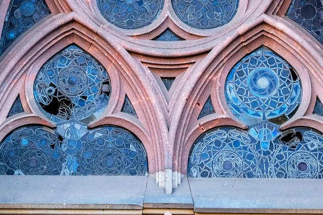 Bilder des Jahres 2020, News 01 Januar News Themen der Woche KW01 News Bilder des Tages Mit Pflastersteinen haben Unbekannte in der Silversternacht rund zwei Dutzend Scheiben der Leipziger Thomaskirche und des angrenzenden Thomashauses eingeworfen (Foto vom 02.01.2020: Die zerstoerten Scheiben am Mendelssohn-Portal). Die Motive der Tat sind noch unklar, ebenso die Schadenshoehe. Pfarrerin Britta Taddiken vermutet einen geistig verwirrten Mann hinter der Zerstoerung. Ihren Angaben zufolge haben von aussen in die Kirchenfenster geworfene Steine teilweise gleich zwei hintereinanderliegende Glasfronten durchbrochen. Die beschaedigten Buntglasfenster ueber dem Westportal stammen laut Taddiken aus dem 19. Jahrhundert, die Jugendstil-Fenster vom Thomashaus von Anfang des 20. Jahrhunderts. (Siehe epd-Meldung vom 02.01.2020) Scheiben von Leipziger Thomaskirche und Thomashaus zerstoert *** Unknown persons have thrown cobblestones into Copyright: epd-bild JensxSchulze EDITORIAL USE ONLY