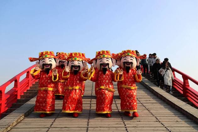 Bilder des Jahres 2020, News 01 Januar News Themen der Woche KW01 News Bilder des Tages January 2, 2020, Henan, Henan, China: Henan,CHINA-On January 1, 2020, the first day of the New Year, Kaifeng, Henan province, held the activity of traditional folk customs to welcome the New Year.On the activity, there are four POTS of dasong cake with dates to form the word 2020 , which means sweet and high every year. Henan China  - ZUMAs145 20200102_zaa_s145_050 Copyright: xWangxZhongjux