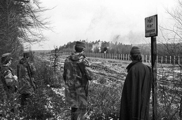DDR Grenzer sprengen Minen am Todeszaun im Lappwald bei Helmstedt am 08.02.1974.