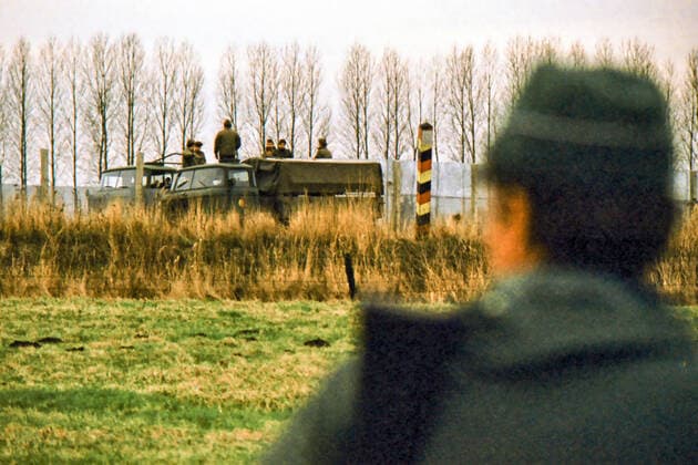 DDR Grenzsoldaten beim Bau des Grenzzaunes zur BRD - hier gesehen im Drömling bei Öbisfelde Rühen am 06.04.1972