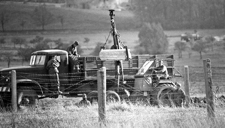 DDR Grenzer beim befestigen des Todeszaunes (Zonengrenze) bei Walkenried im Harz - hier am 10.11.1966.