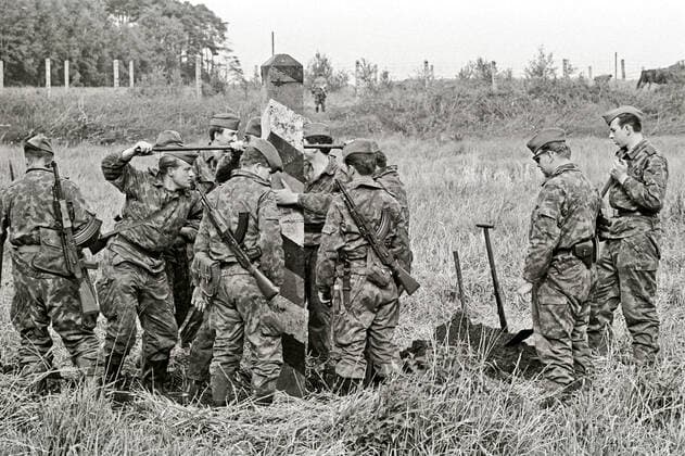 DDR Grenzsoldaten beim aufstellen eines Grenzpfahles zur Markierung des Grenzverlaufes zur Bundesrepublik in der Gemarkung Buestedt im Kreis Helmstdet am 10.10.1967.