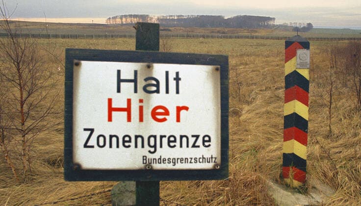 Zonengrenze (DDR Grenzpfahl) bei Helmstedt 1975.