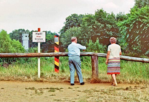Zonengrenze bei Helmstedt im Lappwald Familie aus Schöningen bei Helmstedt wartet auf ein Lebenszeichen von Angehörigen aus der DDR vergebens - hier am 22.08.1974