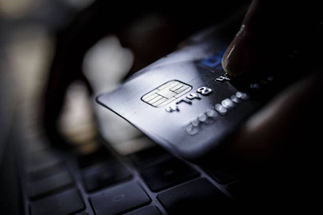 Symbolfoto zum Thema Bezahlen im Internet. Eine Kreditkarte vom Typ VISA Card wird neben einer Computertatstatur gehalten. Berlin, 02.02.2020. Berlin Deutschland