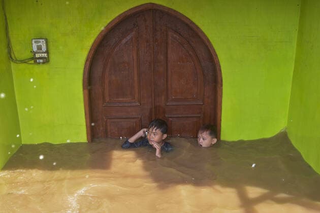 Bilder des Jahres 2020, News 01 Januar News Themen der Woche KW01 News Bilder des Tages January 2, 2020, Jakarta, Indonesia: Residents wade through a waterlogged area in Kampung Melayu, East Jakarta. Severe floods hit Indonesia capital for over a decade killing at least 30 people with almost 36,000 people displaced, the country s disaster agency reported. Jakarta Indonesia - ZUMAs197 20200102_zaa_s197_137 Copyright: xAgungxFatmaxPutrax