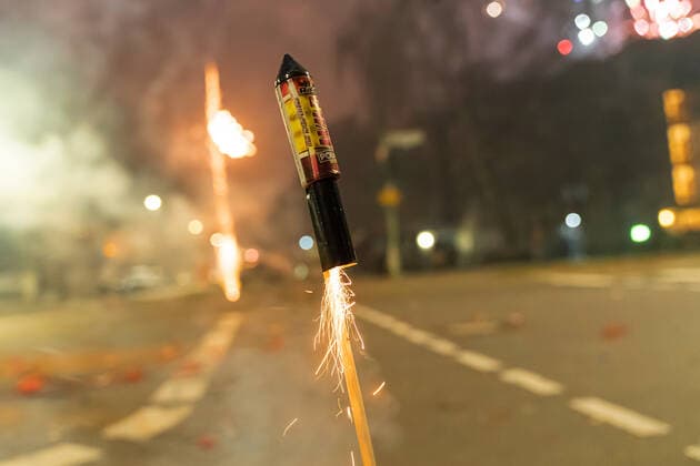 01.01.2020, Berlin, Deutschland, GER - Feuerwerksrakete kurz vor dem Start. *** 01 01 2020, Berlin, Germany, GER Fireworks rocket shortly before launch