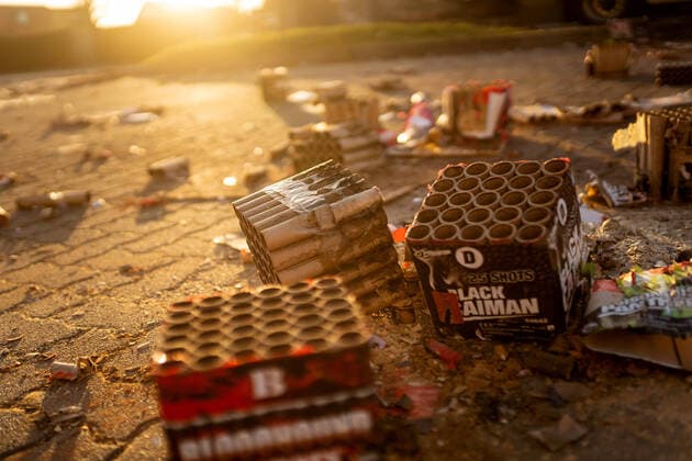 02.01.2020, Berlin, Deutschland, GER - Abgebranntes Batteriefeuerwerk bei Sonnenuntergang. *** 02 01 2020, Berlin, Germany, GER Burned down battery fireworks at sunset