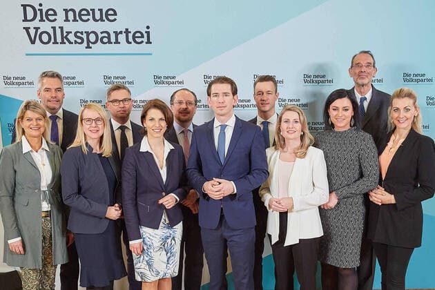 Bilder des Jahres 2020, News 01 Januar News Themen der Woche KW01 News Bilder des Tages - Wien 03.01.2020 - Nach dem Beschluss der ÖVP und den Grünen eine gemeinsame Regierungskoalition zu bilden kam heute in der Politischen Akademie der ÖVP-Bundesparteivorstand zusammen. PHOTO: die designierte ÖVP-Regierungsmannschaft (vL) Klaudia Tanner (Verteidigung), Karl Nehammer (Inneres),Margarete Schramböck (Wirtschaft), Magnus Brunner (StS. Klimaschutz), Karoline Edstadler (Europafragen), Alexander Schallenberg (Äusseres), Sebastian Kurz (Bundeskanzler), Gernot Blümel (Finanzen), Susanne Raab (Integration), Elisabeth Köstinger (Landwirtschaft), Heinz Faßmann (Bildung), Christine Aschbacher (Arbeit, Familie). Following the decision of the OeVP and the Greens to form a joint government coalition, the OeVP Federal Party Executive Board met today in the Political Academy. PHOTO: government team of the OeVP. ÖVP Bundesparteivorstan 