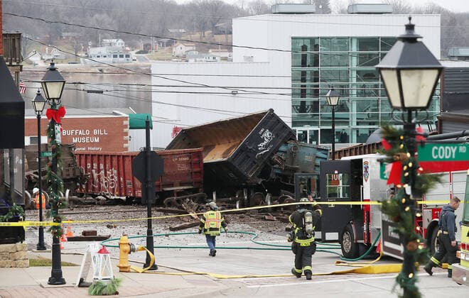 Bilder des Jahres 2020, News 01 Januar News Themen der Woche KW01 January 3, 2020, Le Claire, Iowa, USA: Emergency crews responded to a Canadian Pacific Rail train derailment near the Buffalo Bill Museum in downtown LeClaire Friday, January 3, 2020 at about 11 a.m. A chemical leak was initially discovered and is being mitigated by HAZMAT teams on site. There was a substance leaking from one of the tankers, LeClaire Assistant Fire Chief Kent Amerine said at the scene. Amerine added that as of 12:45 p.m. his crews had not found any structural damage to the buildings on both sides of the rail line. He did confirm a number of vehicles - mostly parked in a lot in front of the Buffalo Bill Museum - were damaged during the derailment. Le Claire USA - ZUMAq30_ 20200103_zaf_q30_005 Copyright: xKevinxE.xSchmidtx