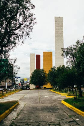 Architektur von Luis Barragan Morfin Mexiko, Mexiko-Stadt, Torres de Satelite (Sateliten Türme) sind städtische Skulpturen befindet sich in Ciudad Satelite (Satellitenstadt) *** Mexico, Mexico City, Torres de Satelite Satelite Satellite Towers are urban sculptures located in Ciudad Satelite Satellite City