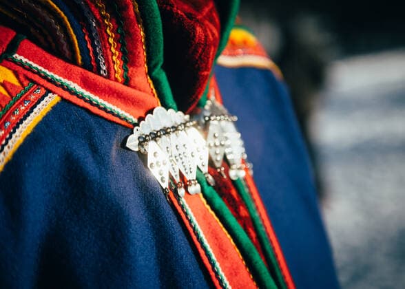 Schweden, Lappland, Volk der Sami, Mann im traditionellem gewandt *** Sweden, Lapland, Sami people, man in traditional skill