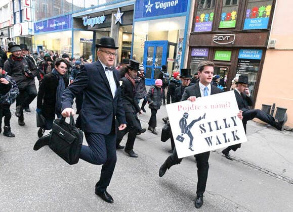 Bilder des Jahres 2020, News 01 Januar News Themen der Woche KW01 News Bilder des Tages Fans of the British comedy group Monty Python are seen during unusual march on the occasion of the International Silly Walk Day in Brno, Czech Republic, January 4, 2020. (CTKxPhoto IgorxZehl) CTKPhotoP202001040327401 