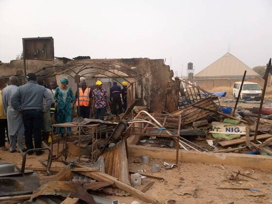 Bilder des Jahres 2020, News 01 Januar News Themen der Woche KW01 News Bilder des Tages (200104) -- KADUNA (NIGERIA), Jan. 4, 2020 (Xinhua) -- Rescuers and local people are seen at the scene of a gas explosion in Sabon Tasha, a town of the Kaduna city, northern Nigeria, Jan. 4, 2020. Five people were killed and four others injured in a gas explosion in Kaduna on Saturday, local police told Xinhua. (Photo by Godwin Isenyo Xinhua) NIGERIA-KADUNA-GAS EXPLOSION 